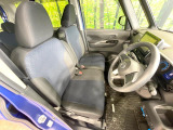 運転席まわりには十分なスペースがあり、大柄な方でもゆったり運転していただける環境です。