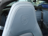 オプション:ポルシェ クレスト エンボス ヘッドレスト(フロント)