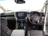 デザインもよく、居心地のよい運転席ですね。分かりやすいスイッチ類ですから操作もしやすく運転をサポートします。ぜひご来店いただき、実際にお座りいただいてステアリングを握ってみてください!