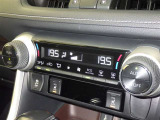 左右独立温度コントロールフルオートエアコンです。運転席、助手席それぞれで独立して温度設定ができます。冷え性の方が乗っても安心ですね♪