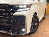 【LEDヘッドライト】悪天候や夜間走行時も良好な視界を確保し安心して運転できる高輝度LEDヘッドライトを装備!点灯速度が早く、消費電力も抑えられています。