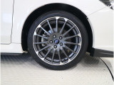 純正18インチアルミホイール装備・タイヤサイズ225/45R18