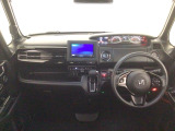 【前方視界】開放的な前方視界!運転がしやすく疲れにくいです♪窓が大きく、見通しがとっても良いおクルマですよ♪