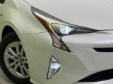 【LEDヘッドライト】悪天候や夜間走行時も良好な視界を確保し安心して運転できる高輝度LEDヘッドライトを装備!点灯速度が早く、消費電力も抑えられています。