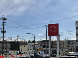 赤い大きなNISSANの看板が目印です!