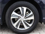 タイヤサイズは、185/65R15です。高品質でデザインにも優れている純正アルミホイールが装備され、スポーティーな雰囲気を演出しています。