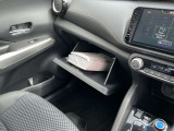運転席前の小物入れは、色々使えて便利です。