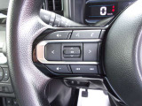 オーディオの音量やチャンネル操作ができるスイッチが、ハンドルに付いています。運転中でも、操作が行えて非常に安全・便利です!