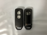 スマートキーを装備しています。鍵を差し込むことなくドアロックの開け閉めと、スタートボタン操作でのエンジンスタートができます。スペアキーも同じものを用意しております。