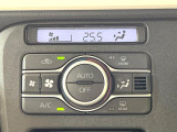 【オートエアコン】一度お好みの温度に設定すれば、車内の温度を検知し風量や温度を自動で調整。暑い&hellip;寒い&hellip;と何度もスイッチ操作をする必要はありません。快適な車内空間には必須の機能ですね♪