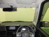 ドライバー目線で、使いやすく安全操作性と良好な視界を実現した運転席です。