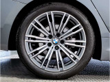 【BMWアロイホイル】軽量かつ強度に拘ったアロイホイル。走行性能ポテンシャルを引き出す設計。車の足元を引き締めてくれる大きなポイントはアロイホイルです。