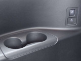 3列目用のドリンクホルダーとUSB充電ポート 助手席側はスライドドアもスイッチで開閉可能です。