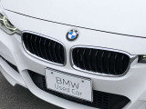 左右のキドニー・グリルの中心にはBMWのエンブレムが鎮座し、個性を放つデザイン性を兼ね備えました。