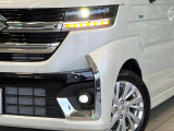 【LEDヘッドライト】悪天候や夜間走行時も良好な視界を確保し安心して運転できる高輝度LEDヘッドライトを装備!点灯速度が早く、消費電力も抑えられています。
