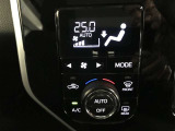 左右独立温度コントロールフルオートエアコンです。運転席、助手席それぞれで独立して温度設定ができます。冷え性の方が乗っても安心ですね♪