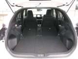 後席を倒すと収納力がアップします。長尺物も積めるのでカーライフの幅が広がりますね。