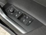 運転席ドアに集約されたパワーウィンドスイッチで全窓をスマートに操作できます。