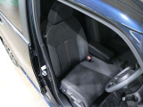 程よい硬さとホールド性が高いシートで長時間運転も快適です。