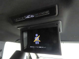 後席モニター装備:セカンドシート・サードシートにご乗車の方は、ドライブ中も天井部についているモニターでTV等をお楽しみ下さい♪♪使用しない時は、画面を天井部分に格納できます!