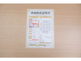 【車両検査証明書】店頭にてクルマの状態が一目で分かる検査証明書を公開中。トヨタ認定検査員が厳しく査定し、状態を点数と図解で表示しています。修復歴はもちろん、傷やヘコミの箇所や程度がご確認いただけます。