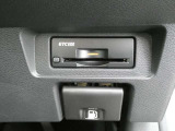 純正ETC2.0付 料金所もスムーズに通れ、割引料金の適用もあります。ビルトインできれいに収まっており、見た目もスマートです。
