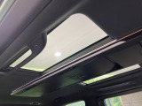 【ガラスルーフ】ガラスルーフ搭載で車内の解放感が一気にアップ!開放的なドライブをお楽しみいただけます。