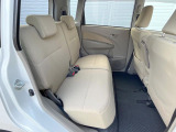 後部座席も気になるようなキズ・汚れやへたり等、大きなダメージはなく、良好な状態です。