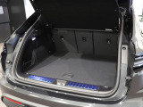 荷室も広々しており、電動テールゲート装備で開閉も楽に行えます。