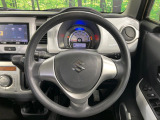 インテリアに合わせたデザインのステアリングは、運転される方のことも考え、運転しやすい形状、大きさです。是非一度、実際に触ってお確かめください。