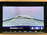 【バックカメラ】運転が苦手な方も車庫入れラクラクです!ギアをリバースに入れれば自動的に切り換わりますので、面倒な操作は不要です♪狭い駐車場もお車を傷つけず安心ですね!