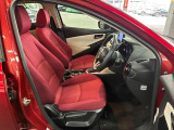 運転席の画像です。足元やシートまわりに余裕があり、リラックスした姿勢で運転が可能です。視界も良好で操作系へのアクセスもしやすく、快適で安心感のあるドライブをサポートします。