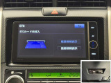 ナビ連動ETC付きです。高速道路料金所での小銭の出し入れや雨天時における窓の開け閉めなどの煩わしさが解消できます。料金所の通過もスムーズで快適ですよ。☆使用履歴表示や音声案内もしてくれます☆
