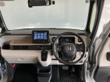 【前方視界】開放的な前方視界!運転がしやすく疲れにくいです♪窓が大きく、見通しがとっても良いおクルマですよ♪