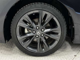 タイヤサイズは215/45R17!納車前の点検時にタイヤ交換させていただきます!純正アルミホイール!アルミホイールに傷があります。
