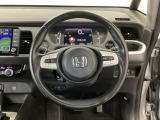 【ハンドル】運転にかかわる様々な操作を安全に行えるように視点移動が少なく操作性に配慮されたスイッチ類が凝縮されたコックピットです。