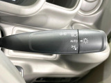 【オートライト】周りの明るさに応じて自動でヘッドライトの点灯・消灯ができる機能です!ライトの付け忘れ・消し忘れなどが無くなり、雨の日や夕方の走行も安心!トンネル通過時も便利ですね♪