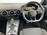 インテリアはオリジナル仕様で通常はブラックを基調とした内装になっております。飽きの来ないドイツ車らしい内装です。
