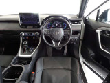 革巻きステアリングで快適な操作性の運転席です。