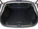 普段のお買い物や通勤、送迎等に十分な荷室スペースを確保しております。セカンドシートを倒すと、大きな荷物の積載も可能です。
