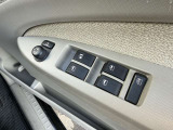 【電動格納ミラー】サイドミラーは電動格納式となっており、狭い駐車場でもキズがつくリスクを抑えられます。