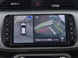 アラウンドビューモニター。上空から見下ろしているような映像で、スムースな駐車をサポートします。