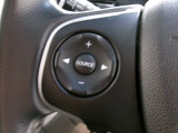 ハンドルにオーディオの操作スイッチが装備されています。視線を前方から外さずハンドルから手を離さずに操作できるのでとっても安全ですね。