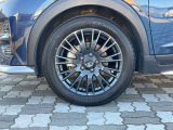 純正アルミホイール。タイヤサイズは205/55R17です。