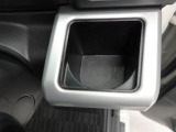 カップホルダーは運転席や助手席からちょうど手の届く位置です!!