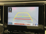 車庫入れなど後進運転時に死角をモニターで確認ができて安全です♪ ステアリング操作の参考になるガイド線も表示しますので車庫入れがニガテな方も安心ですネ!