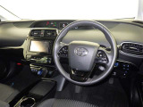 運転席まわりです。 各操作スイッチは使いやすい位置に配置されてます。