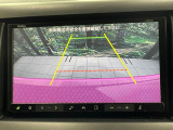 【バックカメラ】駐車時に後方がリアルタイム映像で確認できます。大型商業施設や立体駐車場での駐車時や、夜間のバック時に大活躍!運転スキルに関わらず、今や必須となった装備のひとつです!