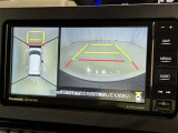 パノラミックビューモニターシステムが付いているので車の上から見た映像が確認できますよ。 一目で車両周辺の情報を確認できますが、直接安全をご確認下さい。
