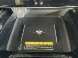 スマートフォンを置くだけで充電できるワイヤレス充電器を装備。